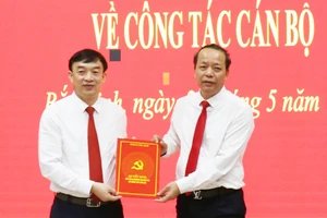 Phó Bí thư Thường trực Tỉnh ủy, Chủ tịch HĐND tỉnh Bắc Ninh Nguyễn Quốc Chung (phải) trao Quyết định cho ông Nguyễn Đình Lợi.