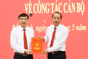 Phó Bí thư Thường trực Tỉnh ủy, Chủ tịch HĐND tỉnh Bắc Ninh Nguyễn Quốc Chung (phải) trao Quyết định cho ông Nguyễn Đình Lợi.