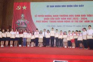 Ông Bùi Tuấn Anh - Chủ tịch UBND quận Cầu Giấy trao khen thưởng cho học sinh.