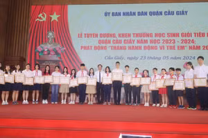 Ông Bùi Tuấn Anh - Chủ tịch UBND quận Cầu Giấy trao khen thưởng cho học sinh.