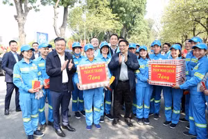 Thủ tướng Chính phủ Phạm Minh Chính tặng quà Tết cho tổ công nhân vệ sinh môi trường.