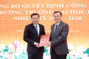 Thứ trưởng Bộ Công Thương - Nguyễn Sinh Nhật Tân (bên phải) trao quyết định và chúc mừng PGS.TS Đinh Văn Châu.