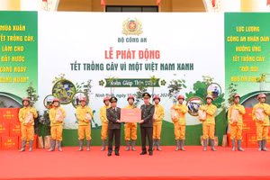 Bộ trưởng Tô Lâm trao quà của Bộ Công an tặng Công an tỉnh Ninh Bình.