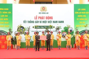 Bộ trưởng Tô Lâm trao quà của Bộ Công an tặng Công an tỉnh Ninh Bình.