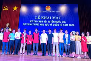 Thầy cô giáo Trường THPT Chuyên Bắc Giang chụp ảnh với học sinh nhà trường dự lễ khai mạc kỳ thi chọn đội tuyển quốc gia dự thi Olympic khu vực và quốc tế (ảnh tư liệu).