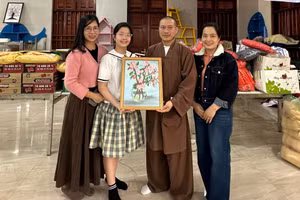 Cô trò lớp 5A7 trường Tiểu học Kim Đồng với nhiều phần quà ý nghĩa gửi tới bạn nhỏ tại chùa Thiên Hương. 