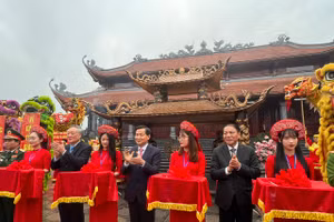 Các đại biểu cắt băng khánh thành đền thờ Hoàng Hoa Thám và nghĩa quân Yên Thế.