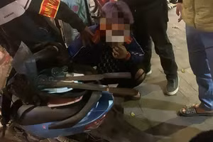 Hung khí mà hai học sinh mang theo.