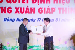 Ông Đặng Quang Vinh – Chủ tịch tập đoàn Anh Vinh (trái) trao quyết định công nhận Hiệu trưởng Trường Cao đẳng Lê Quý Đôn cho ThS Lê Minh Thanh.