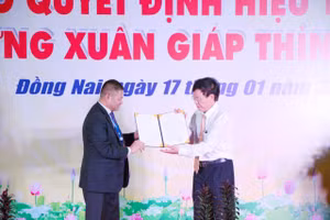 Ông Đặng Quang Vinh – Chủ tịch tập đoàn Anh Vinh (trái) trao quyết định công nhận Hiệu trưởng Trường Cao đẳng Lê Quý Đôn cho ThS Lê Minh Thanh.