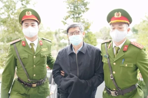 Cựu Bộ trưởng Nguyễn Thanh Long được dẫn giải tới tòa. 