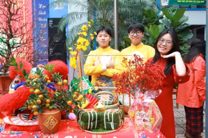 Học sinh thi tài gói bánh chưng và trang trí không gian Tết cổ truyền.