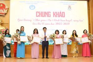 Chủ tịch Công đoàn ngành Giáo dục Hà Nội - Đỗ Văn Nam trao giải Xuất sắc cho các nhà giáo.