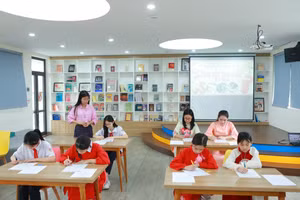 Các thí sinh nghiêm túc làm bài.