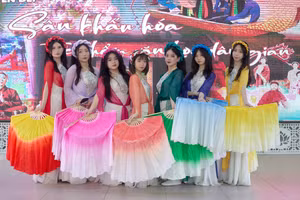 Tiết mục múa “Hoa thơm bướm lượn” của các em học sinh lớp 11-A15.