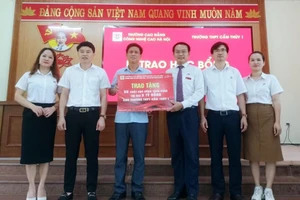 Hàng chục tỷ đồng trao tặng cho học sinh địa phương.