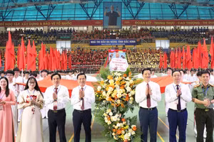 Phó Chủ tịch Thường trực UBND tỉnh Bắc Ninh Vương Quốc Tuấn (thứ 3 từ phải qua) và lãnh đạo các sở, ngành tỉnh tặng hoa chúc mừng HKPĐ thành phố Bắc Ninh.