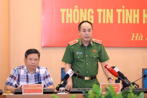 Thiếu tướng Nguyễn Thanh Tùng, Phó Giám đốc Công an TP. Hà Nội trả lời báo chí. 