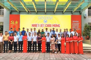 Đoàn công tác chụp ảnh lưu niệm với Phòng GD&ĐT quận Ba Đình, cán bộ quản lý, giáo viên Trường Tiểu học Thành Công B.