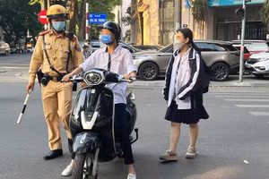 CSGT xử lý trường hợp học sinh vi phạm trật tự ATGT.