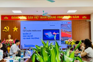 Đại diện Phòng GD&ĐT quận Ba Đình, cán bộ quản lý các trường Tiểu học tại điểm cầu tại trường Tiểu học Đại Yên.