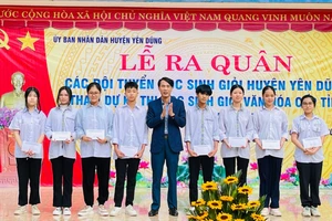 Ông Nguyễn Hữu Hưng - Phó Chủ tịch Thường trực UBND huyện Yên Dũng trao quà động viên học sinh tại buổi lễ ra quân các đội tuyển dự thi.