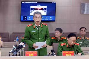 Thiếu tướng Nguyễn Văn Thành, Phó Cục trưởng Cục Cảnh sát điều tra tội phạm về tham nhũng, kinh tế, buôn lậu (C03) thông tin tại buổi họp báo.