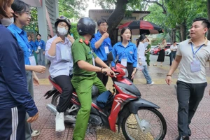 Thí sinh điểm thi Trường THPT Thuận Thành số 1 bị gãy chân trong khi người thân đi vắng được công an điểm thi hỗ trợ đưa đón. 