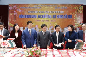 Bí thư Tỉnh ủy Bắc Ninh Nguyễn Anh Tuấn (đứng giữa), cùng các đại biểu tham quan trưng bày báo Xuân.