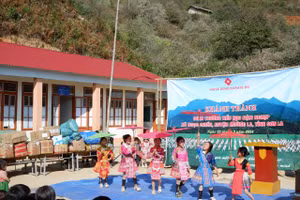 Học sinh hân hoan bên ngôi trường khang trang từ sự chung tay của mạnh thường quân.