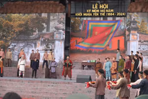 Biểu diễn văn nghệ tại lễ hội.