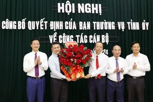 Ông Quốc Chung (thứ 3 từ phải qua) cùng các lãnh đạo tỉnh Bắc Ninh tặng hoa chúc mừng tân Bí thư Huyện ủy Lương Tài Đỗ Đình Hữu.