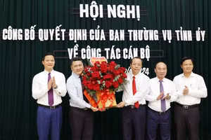Ông Quốc Chung (thứ 3 từ phải qua) cùng các lãnh đạo tỉnh Bắc Ninh tặng hoa chúc mừng tân Bí thư Huyện ủy Lương Tài Đỗ Đình Hữu.