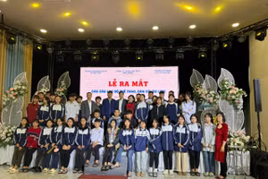 Giám đốc Trung tâm GDNN- GDTX Thị xã Việt Yên và doanh nhân Nguyễn Thị Thành Thực chụp ảnh lưu niệm với học sinh.