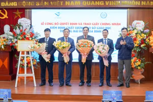 Ban lãnh đạo Nhà trường đón nhận Giấy chứng nhận cơ sở giáo dục đạt chuẩn Quốc gia và hoa chúc mừng của Trung tâm KĐCLGD Trường Đại Học Vinh.