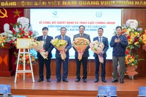 Ban lãnh đạo Nhà trường đón nhận Giấy chứng nhận cơ sở giáo dục đạt chuẩn Quốc gia và hoa chúc mừng của Trung tâm KĐCLGD Trường Đại Học Vinh.