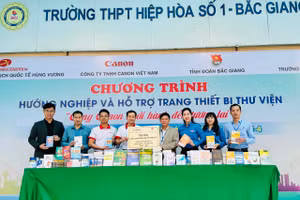 Đại biểu trao tặng Dự án "Cùng canon khởi hành tới tương lai".