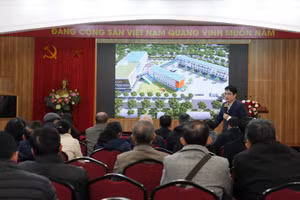 Ông Vũ Trung Kiên - Trưởng phòng Quản lý đô thị quận Cầu Giấy trực tiếp trả lời những thắc mắc của người dân.