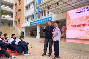 Nhà báo Nguyễn Đức Quang chia sẻ và giao lưu với học sinh trường THCS Phan Chu Trinh.