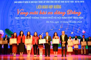 Ban tổ chức trao khen thưởng cho đơn vị.