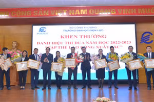 Lãnh đạo Trường Đại học Điện lực tặng Giấy khen cho tập thể lao động xuất sắc.