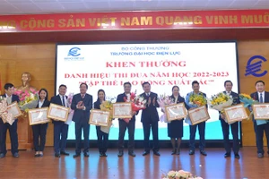 Lãnh đạo Trường Đại học Điện lực tặng Giấy khen cho tập thể lao động xuất sắc.