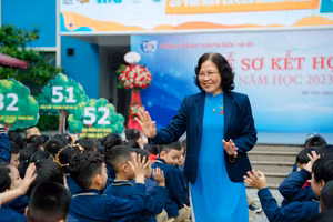 NGND Nguyễn Thị Hiền - Chủ tịch HĐQT Trường Tiểu học Đoàn Thị Điểm - Hà Nội chúc mừng thành tích học sinh đạt được trong học kỳ 1. 