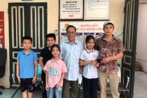 Nhóm học sinh trao lại tài sản cho người bị mất.