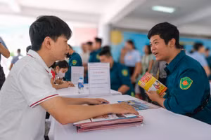 Đại diện doanh nghiệp tư vấn việc làm cho người lao động.