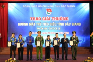 Ông Mai Sơn - PCT Thường trực UBND tỉnh Bắc Giang (thứ 2 từ phải sang) tuyên dương gương mặt trẻ tiêu biểu.