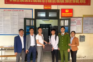  Nguyễn Bá Biền (thứ 3 từ phải sang) cùng Công an xã Trung Nghĩa và người thân trao lại số tiền cho người đánh rơi. 