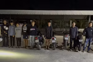 Nhóm thanh thiếu niên đua xe trái phép.