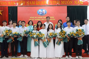 Đại biểu và nhà trường chúc mừng 9 tân đảng viên mới là học sinh.