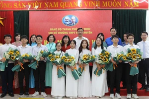 Đại biểu và nhà trường chúc mừng 9 tân đảng viên mới là học sinh.